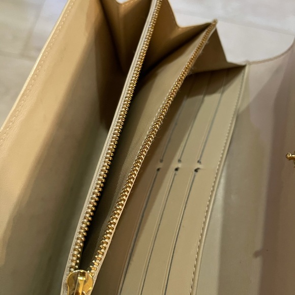 Louis Vuitton Monogram Vernis Patent Sarah Wallet - Picture 7 of 8